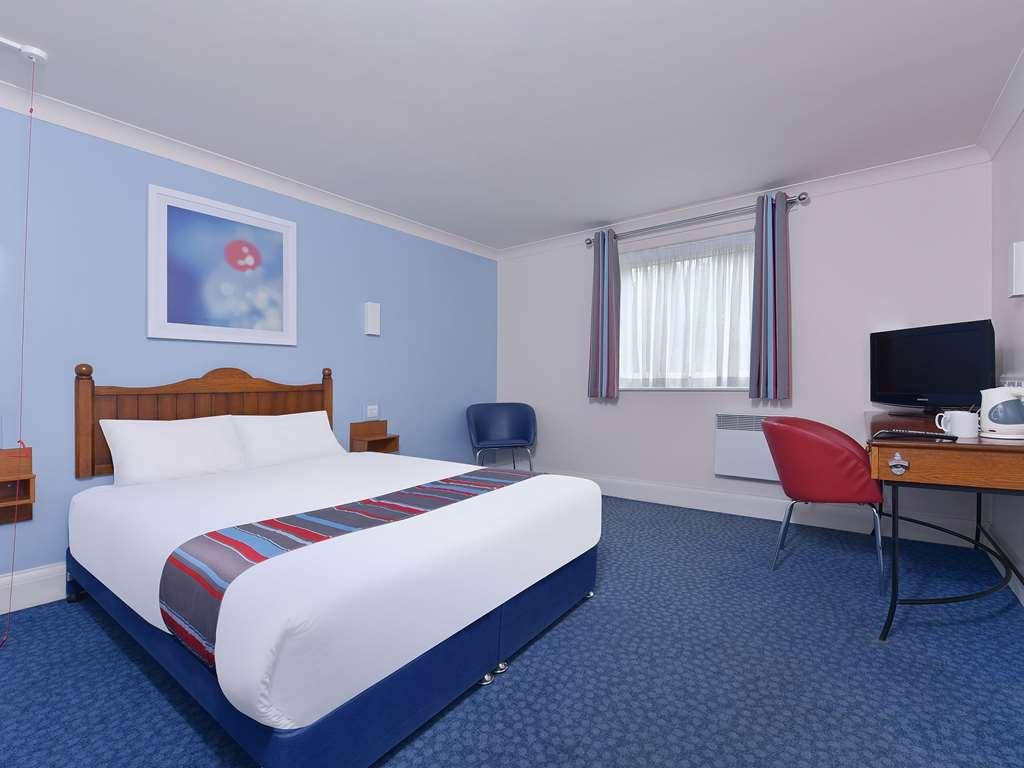 Travelodge Basildon Уикфорд Номер фото