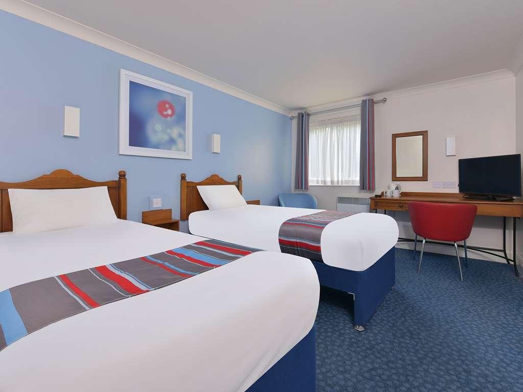 Travelodge Basildon Уикфорд Номер фото