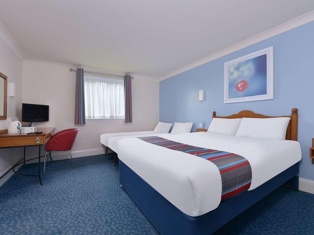 Travelodge Basildon Уикфорд Номер фото