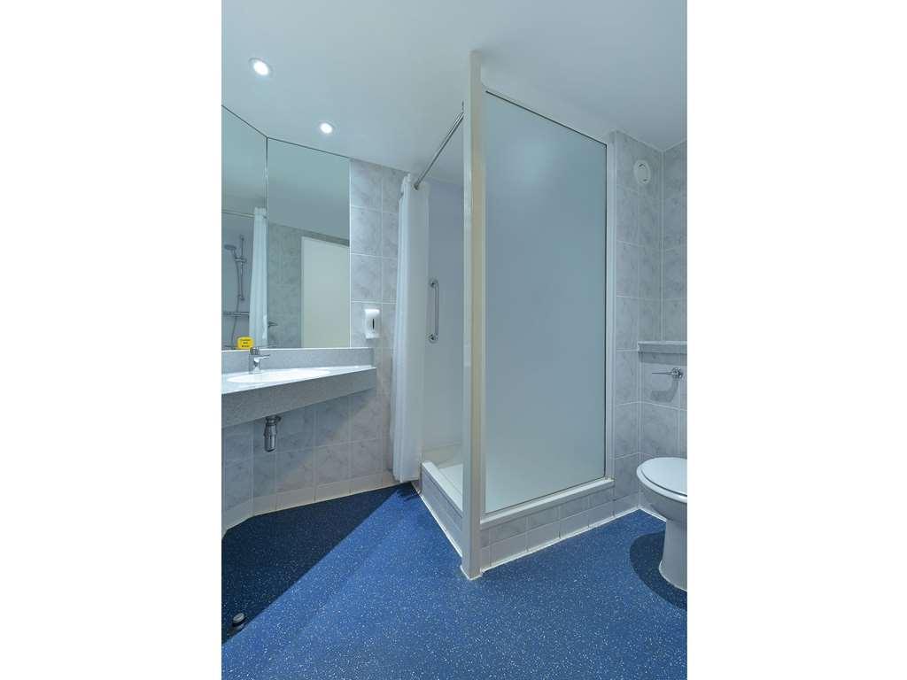 Travelodge Basildon Уикфорд Номер фото