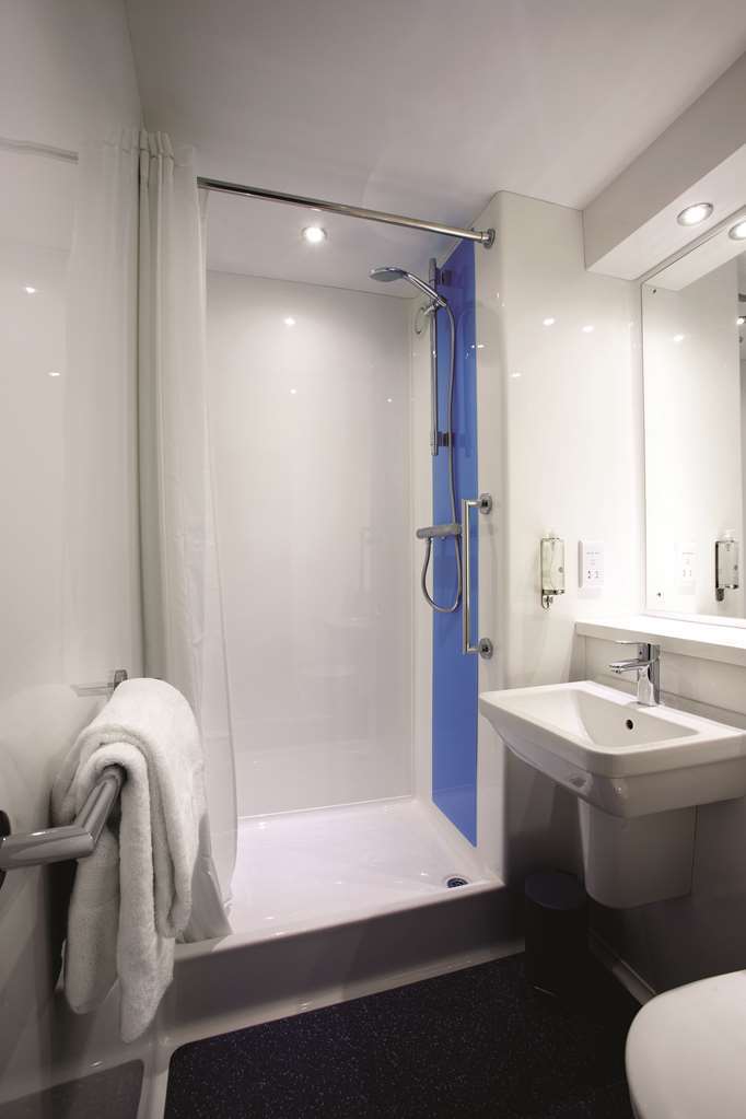 Travelodge Basildon Уикфорд Номер фото