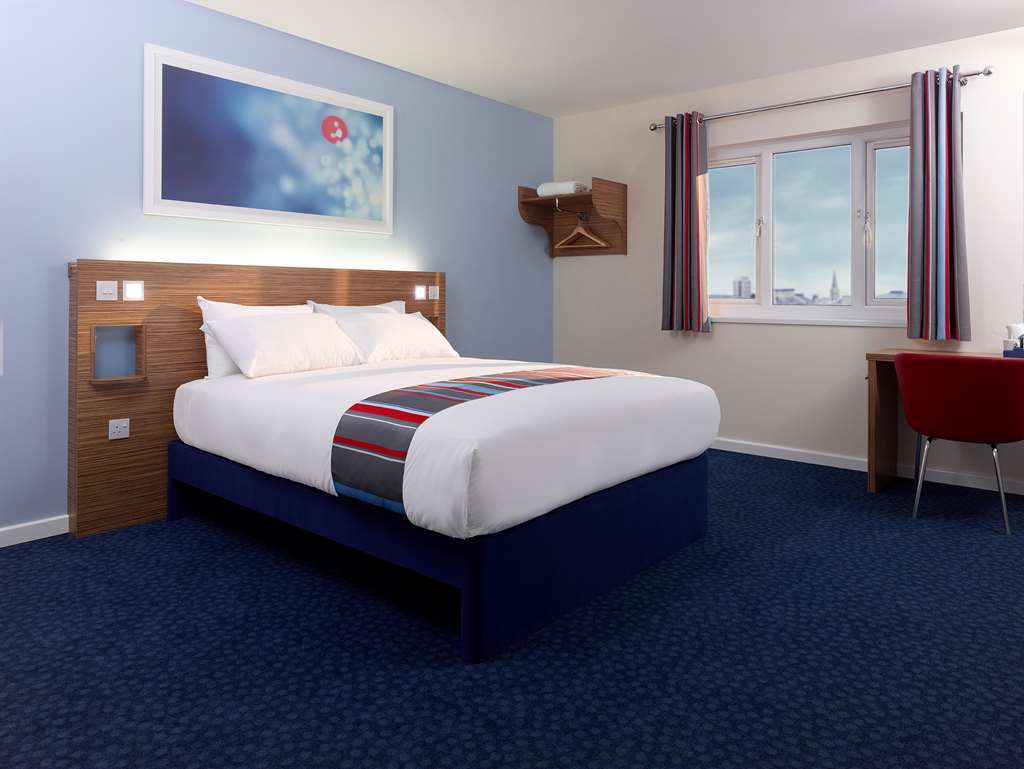 Travelodge Basildon Уикфорд Номер фото