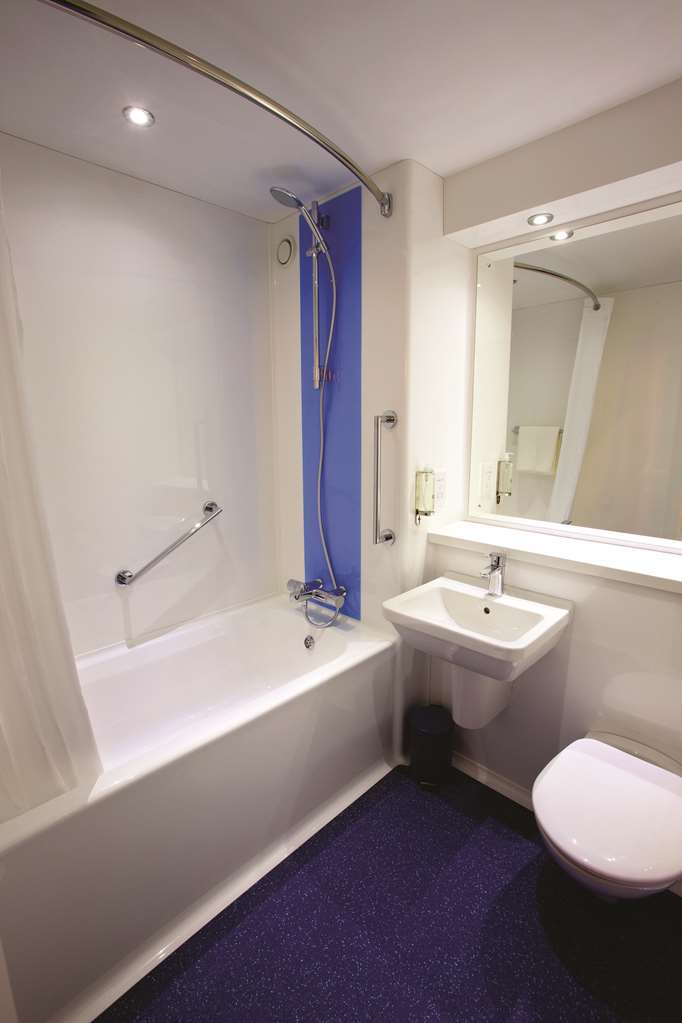 Travelodge Basildon Уикфорд Номер фото
