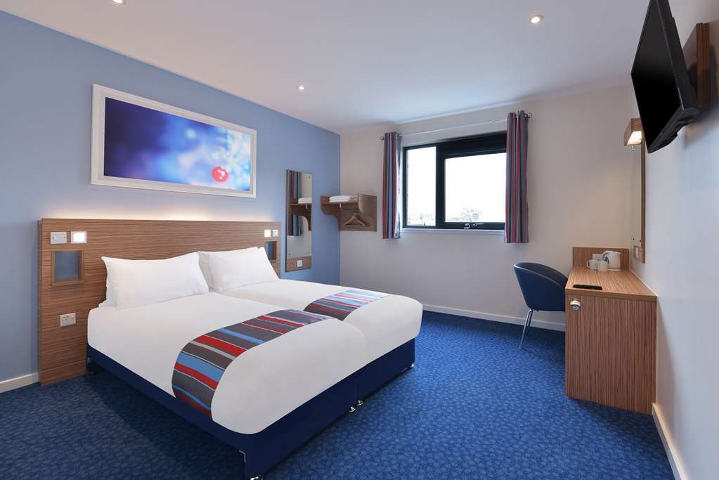 Travelodge Basildon Уикфорд Номер фото