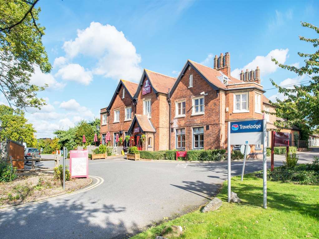 Travelodge Basildon Уикфорд Экстерьер фото