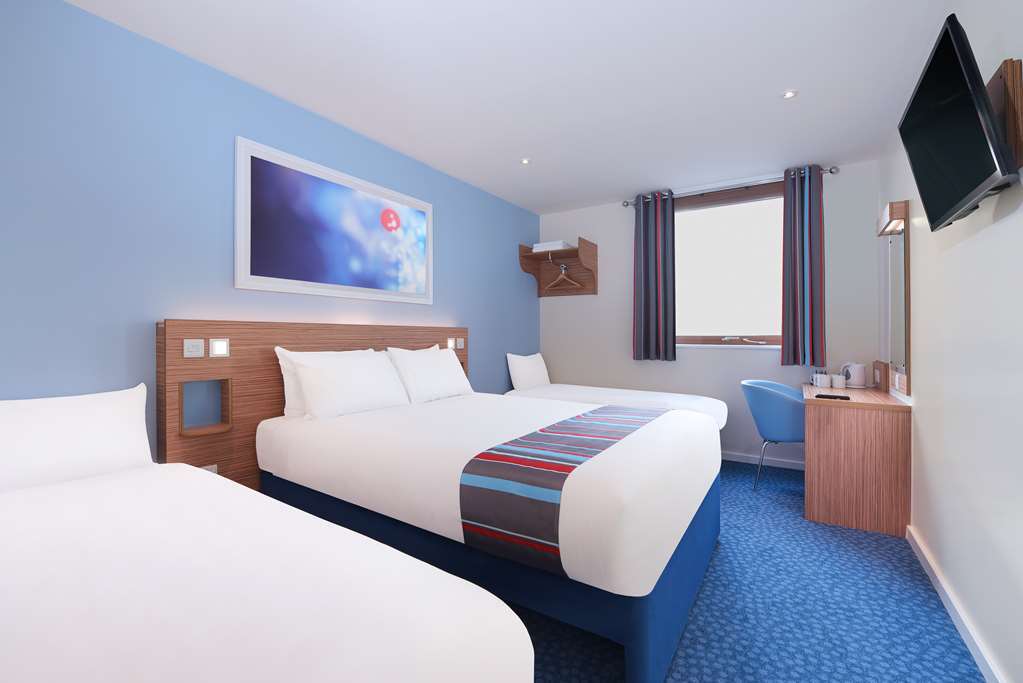 Travelodge Basildon Уикфорд Номер фото