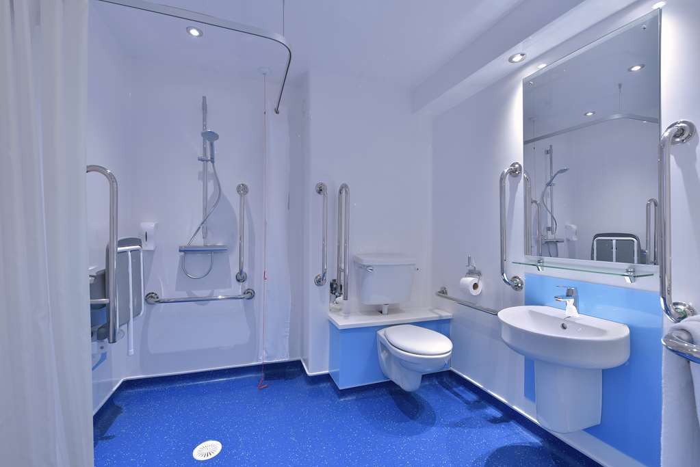 Travelodge Basildon Уикфорд Номер фото